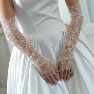 Elegant White Lace Bridal Gloves